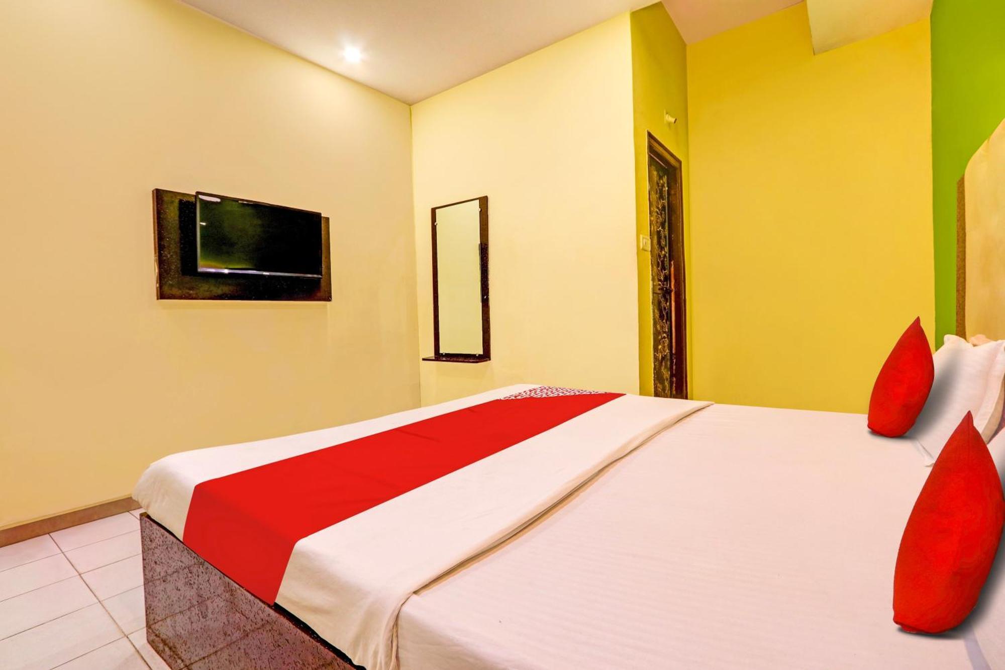 Oyo Flagship Hotel Samruddhi Lodge Nirmal  Exterior photo